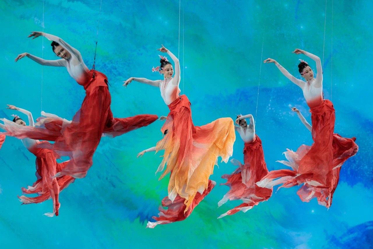 《锦鲤》一舞 华宵一带来吉祥好运和极致东方美感_舞蹈_威亚_作品