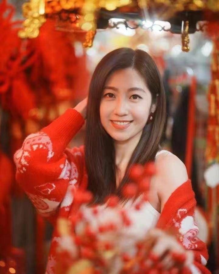 陈自瑶拜年照惊艳全网,42岁颜值逆天,网友:这才是真正的"冻龄女神"!
