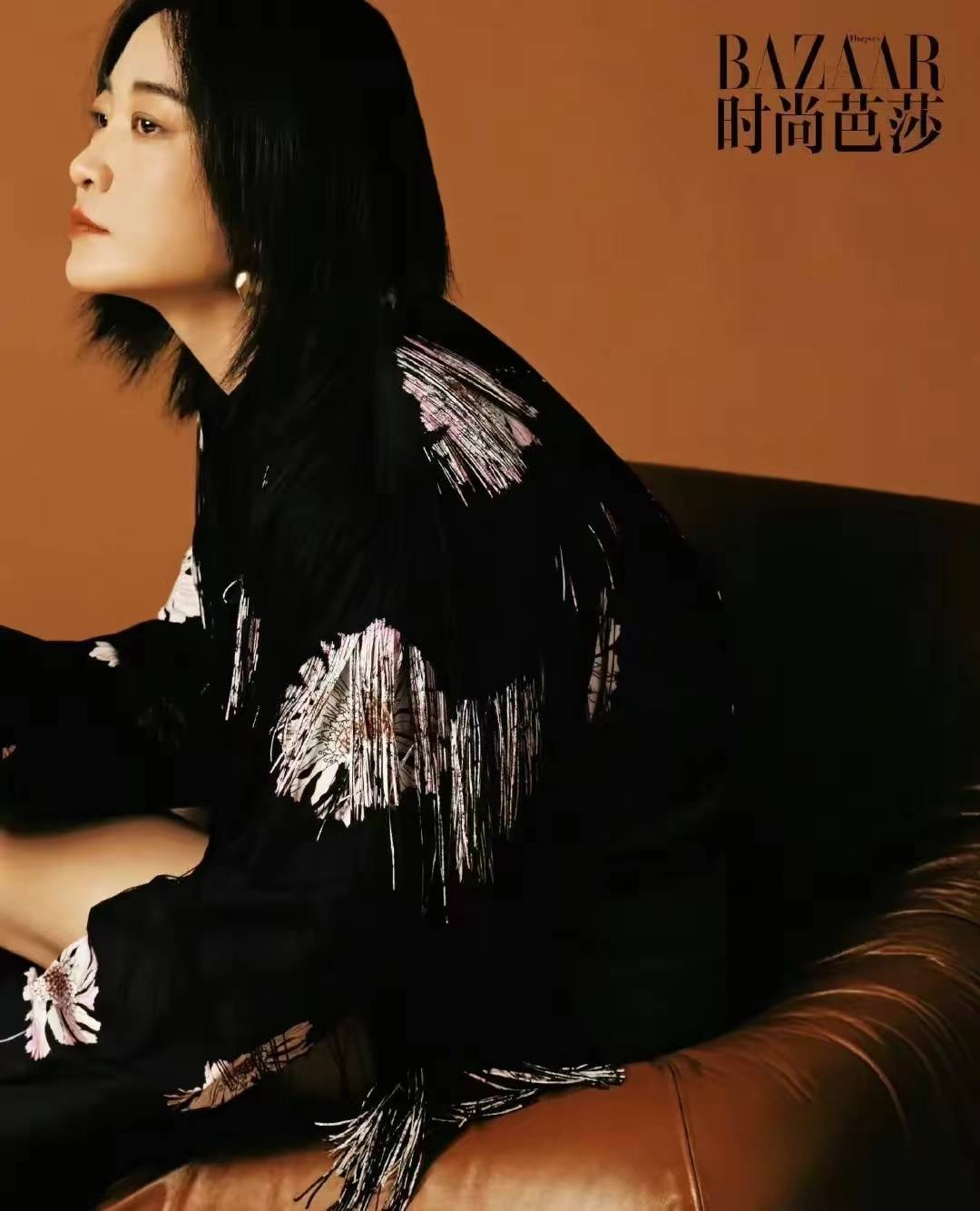 贾玲惊艳《时尚芭莎》封面,喜剧天后变身时尚icon!_魅力_人们_一面