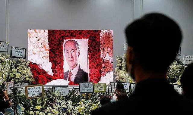 在赌王何鸿燊的葬礼之上,不仅存在着价值八百万的金丝楠木棺材,他的