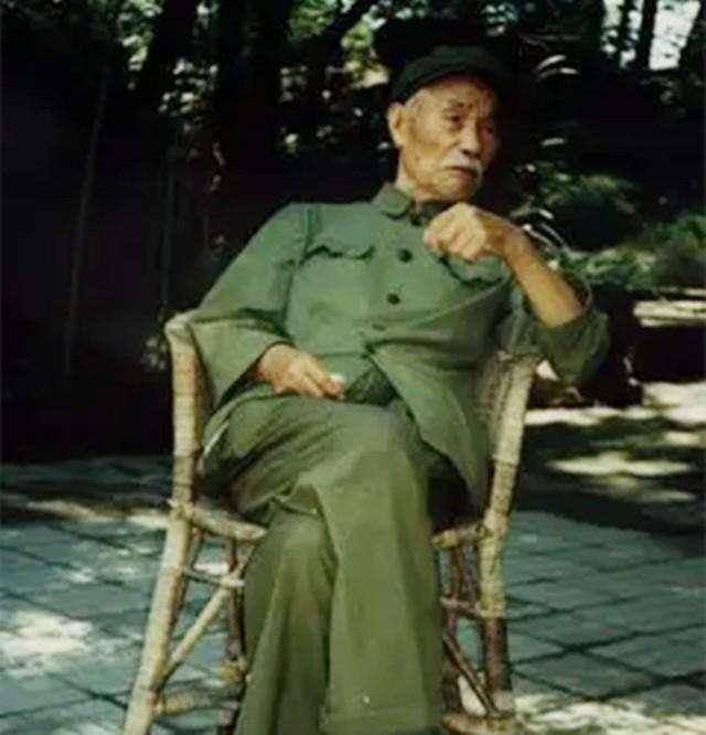 见司令员遭秘书打发,他留下便条,司令员看后派车紧追_老人_孙毅_部队