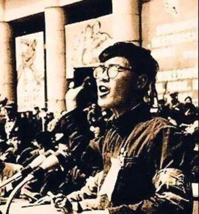 年,蒯大富指使手下成员,胆大包天地绘制了一幅臭名昭著的《百丑图》