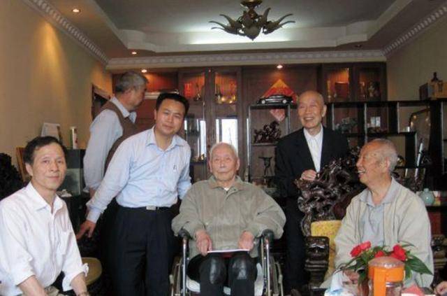 李鸿章后代出了三个亿万富豪,左宗棠呢?两者对比,令人