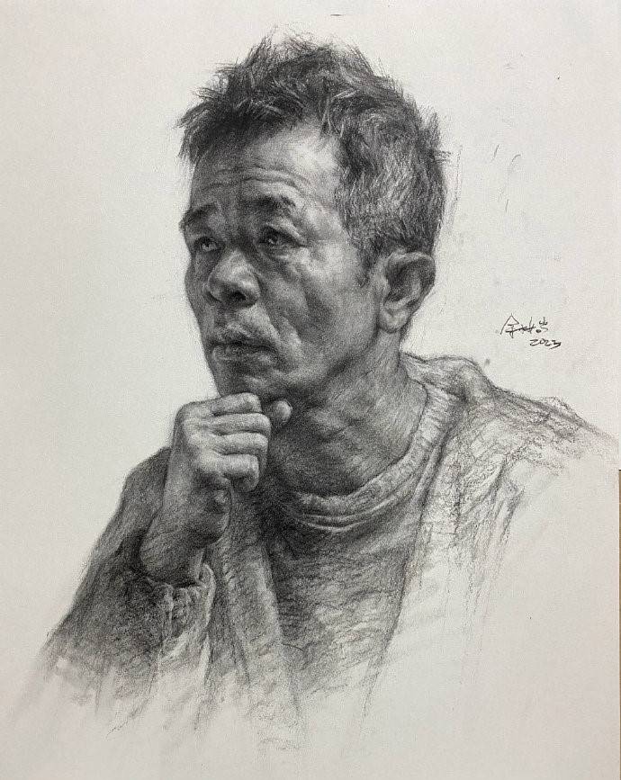 对于半身像来说,人物头部依然是重要部分需要非常认真的去刻画,其次