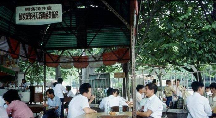 30張珍貴老照片,80年代,廣州騎車堵得慌,重慶纜車跨