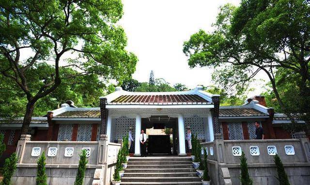 不过与一般的陵墓不同的是,蒋介石与蒋经国的棺椁都是摆放在地面上,并