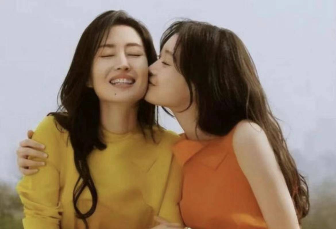 刘敏涛与女儿大片亮相,五官如复刻般相似,网友:最美母女档!