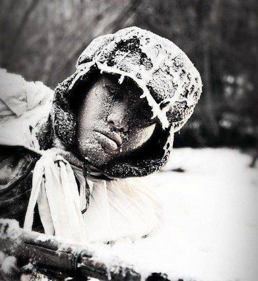 1953年,邱少云遗骸回国,换军装时手臂要被酒精灯烤暖才能弯曲_阵地