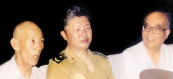 李玉安先是各大报纸争相报道他的事迹,而后中国人民志愿军司令员