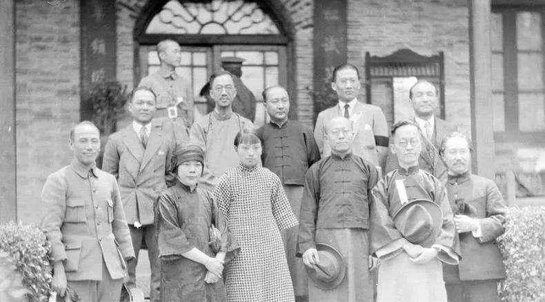 前排左一蒋介石,右二胡汉民04蒋介石软禁胡汉民二人的矛盾越来越不