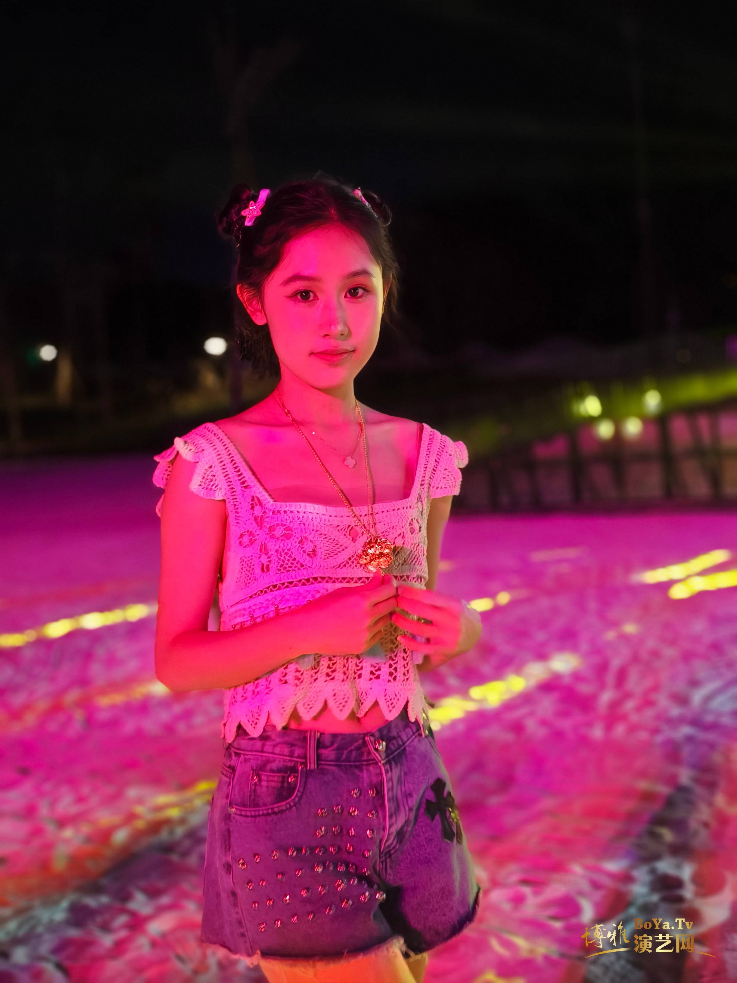 张雁琪原唱新歌《繁花》在西双版纳2024新年烟花嘉年华现场首唱_音乐