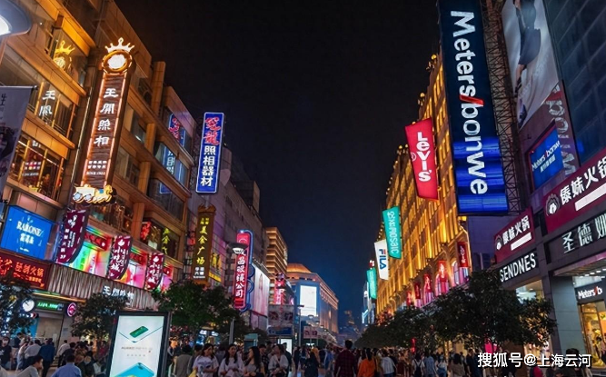 上海的外滩和南京路步行街,作为上海的旅游名片,已经无需多做介绍.