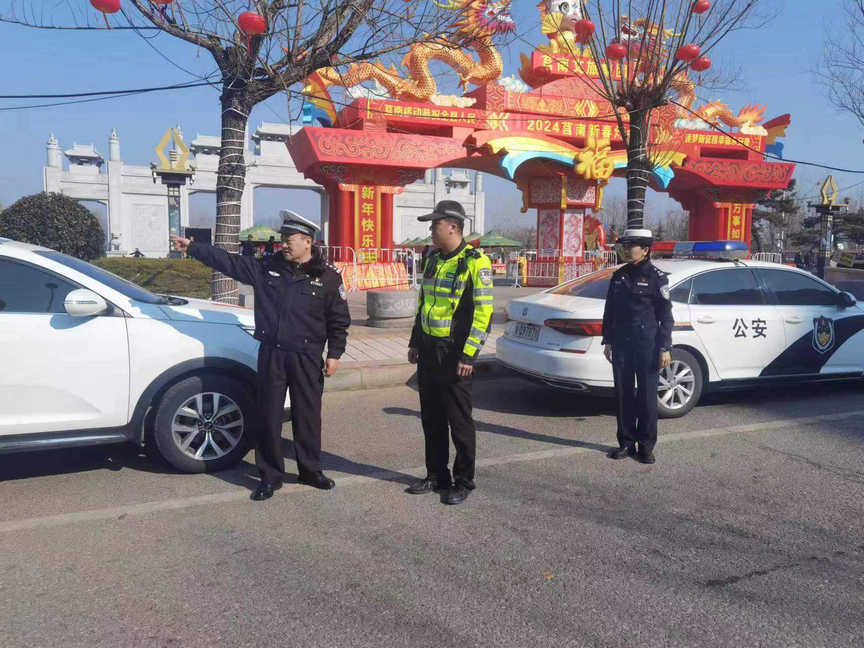 今年卧佛寺的新春灯会流光溢彩美如画,华丽灯影醉游人,吸引着众多群众