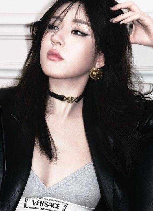 没想到赵露思遇上烟熏妆会这么飒啊!