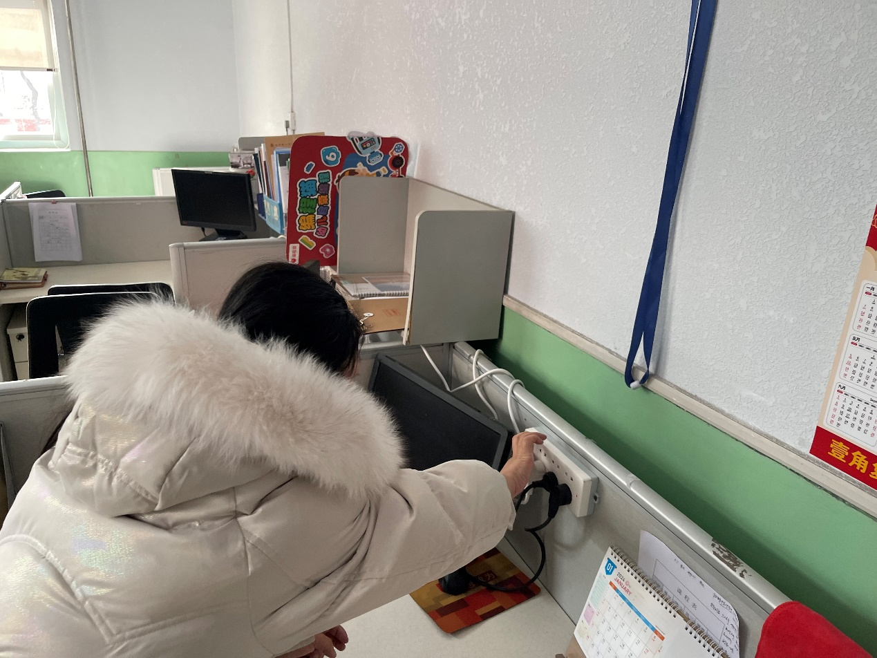 假期前,学校提前发布值班安排,明确暑期值班实行值班领导带班,值班