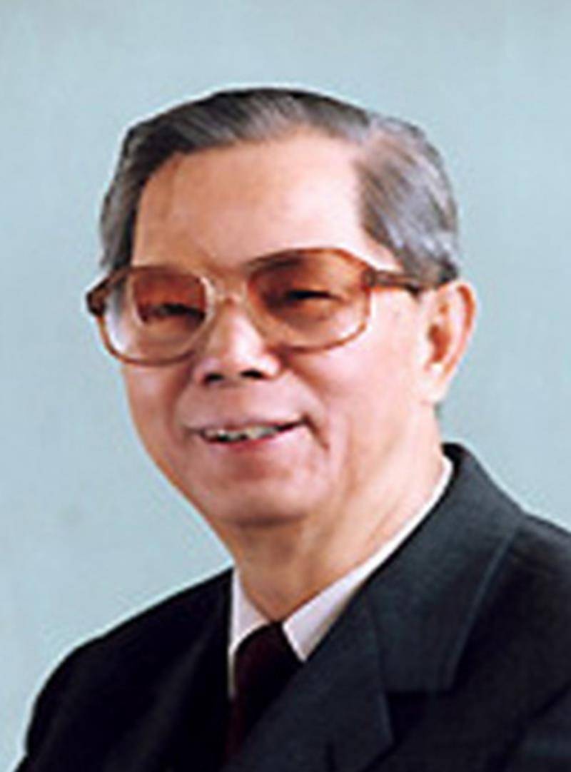 他接替郭沫若,成为中科院院长,62岁担任副总理,陪同邓