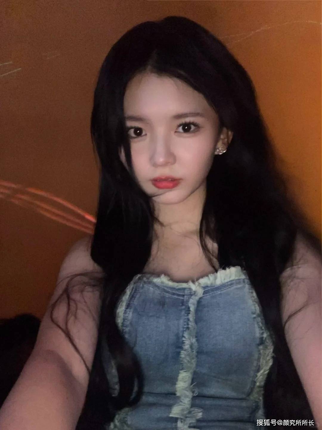 22岁35c极品尤物约会时尚穿搭:牛仔连衣裙 休闲与活力的完美搭配_气质