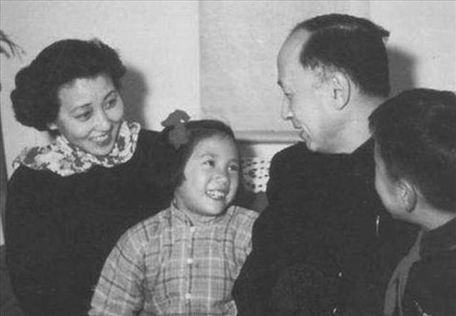 钱学森归国受阻,偶然发现菜篮下的人民画报,妻子:我们得求助他_蒋英