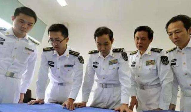 肖飞传授给技术师傅们的是技术概念,但是实际操作方面还是技术师傅们