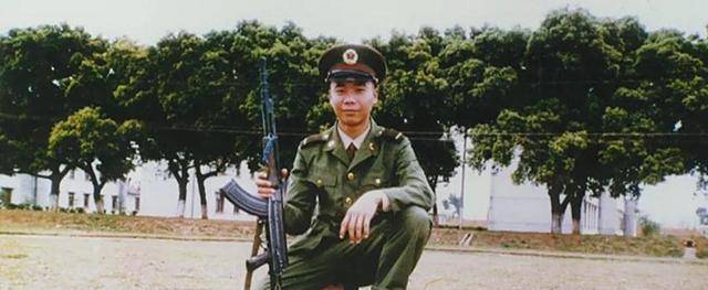 98抗洪可爱的人,他发烧40度不下火线,牺牲后父亲代替儿子战斗_李向群