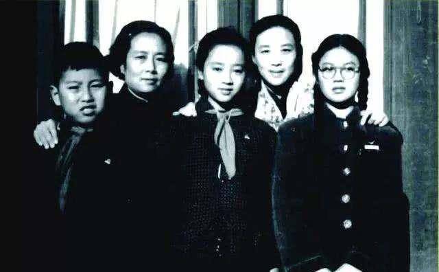 饶漱石女儿:在巴黎出生,为免受牵连改随母姓,后悔曾伤害过父亲_饶兰沁