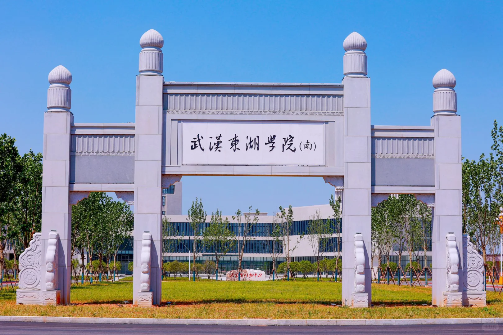 学校位于武汉市东湖新技术开发区,占地面积1000余亩,校园环境优美