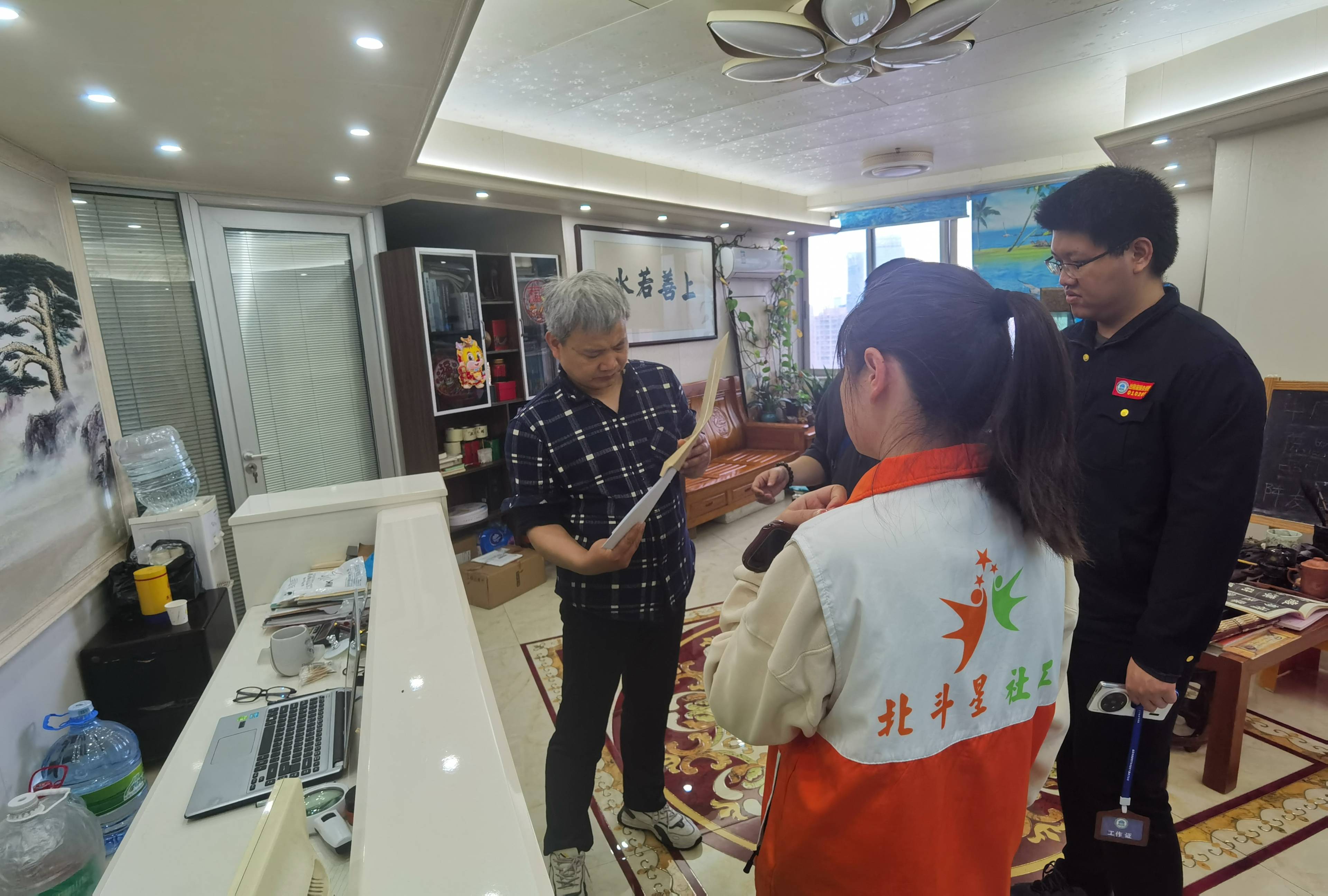 越秀区洪桥街道"禁毒宣传进商铺,共筑和谐新篇章"禁毒宣传进场所活动