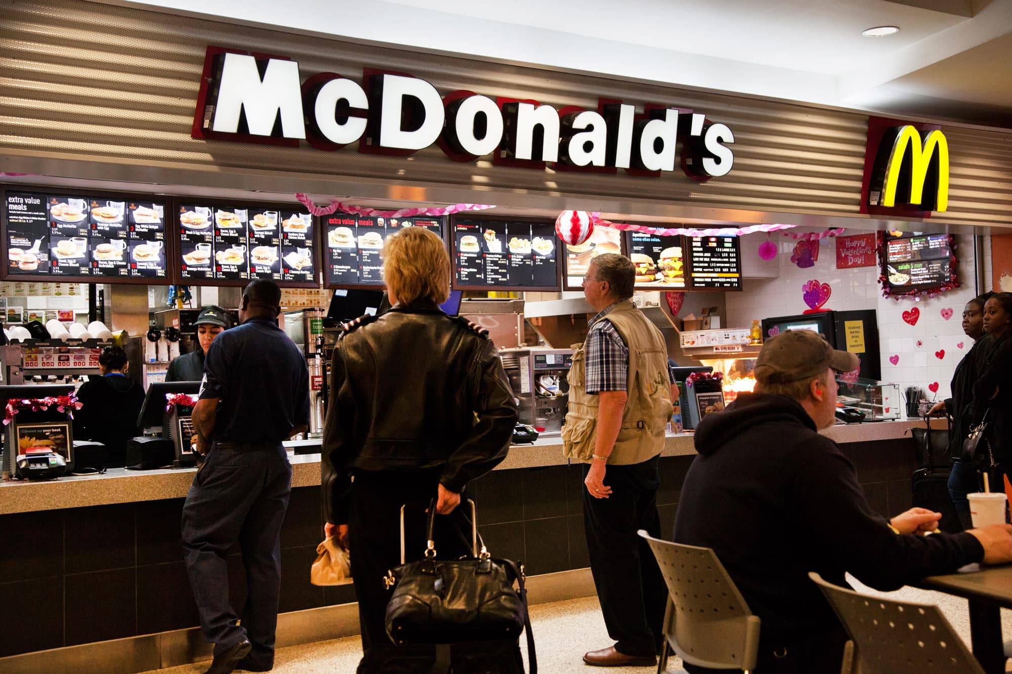 据《华尔街日报》(wsj)报道,2022年美国消费者的可支配收入与伙食费所