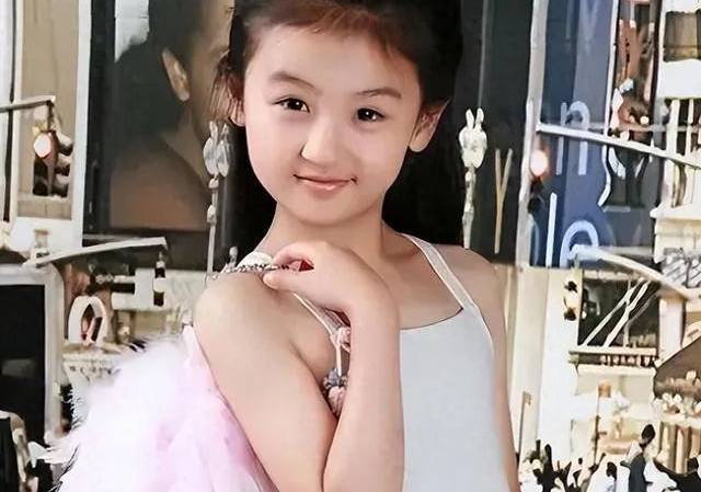 她6岁被成龙抱上春晚,长大后因"太丑"被嘲退圈,如今美到认不出_陆子艺