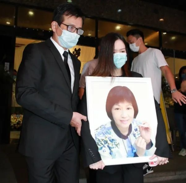 演员黄日华:妻子出轨选择大方原谅,如今生日与亡妻遗照合影_表演_照片