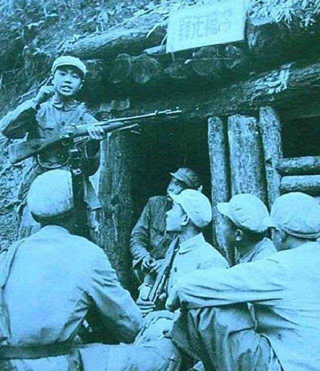 皮定均追悼会,一老兵在遗像前长跪不起:老军长,张