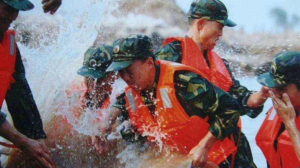 98年抗洪感人一幕,百姓哭喊:求求你们别跳了,房子我们不要了_洪水_高