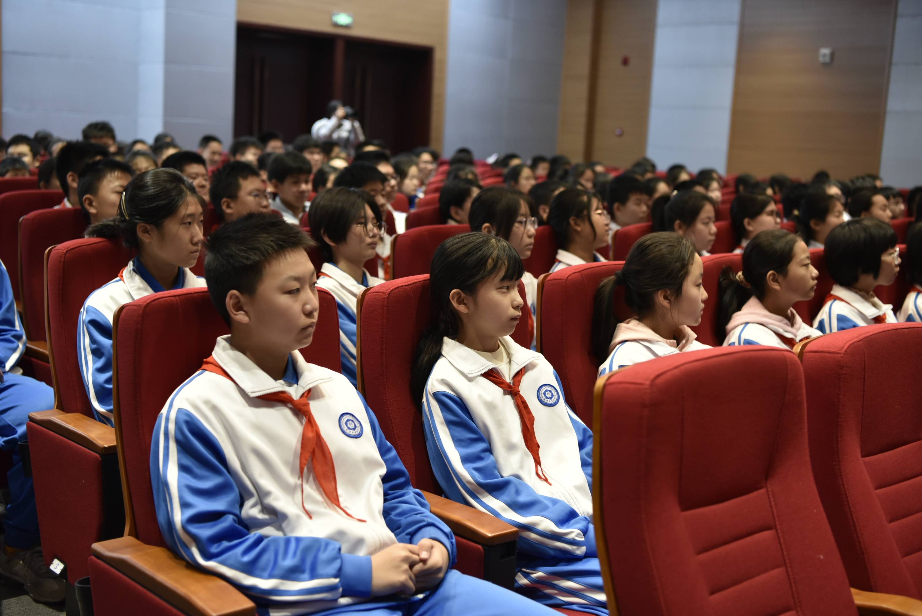 开展主题"初心向阳·从新起航"开学第一课活动_第四中学_天津_祖国