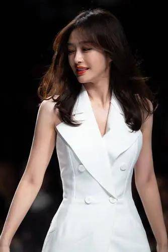 秦岚的时尚勇气:深v裙下的优雅与自信_女性_魅力_年龄