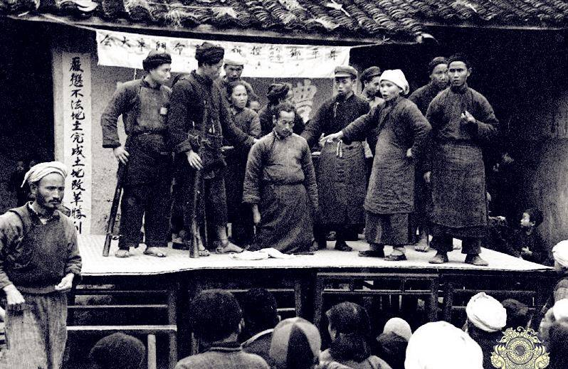50年代批斗地主的真实场景:百姓怒指地主,地主老婆坐