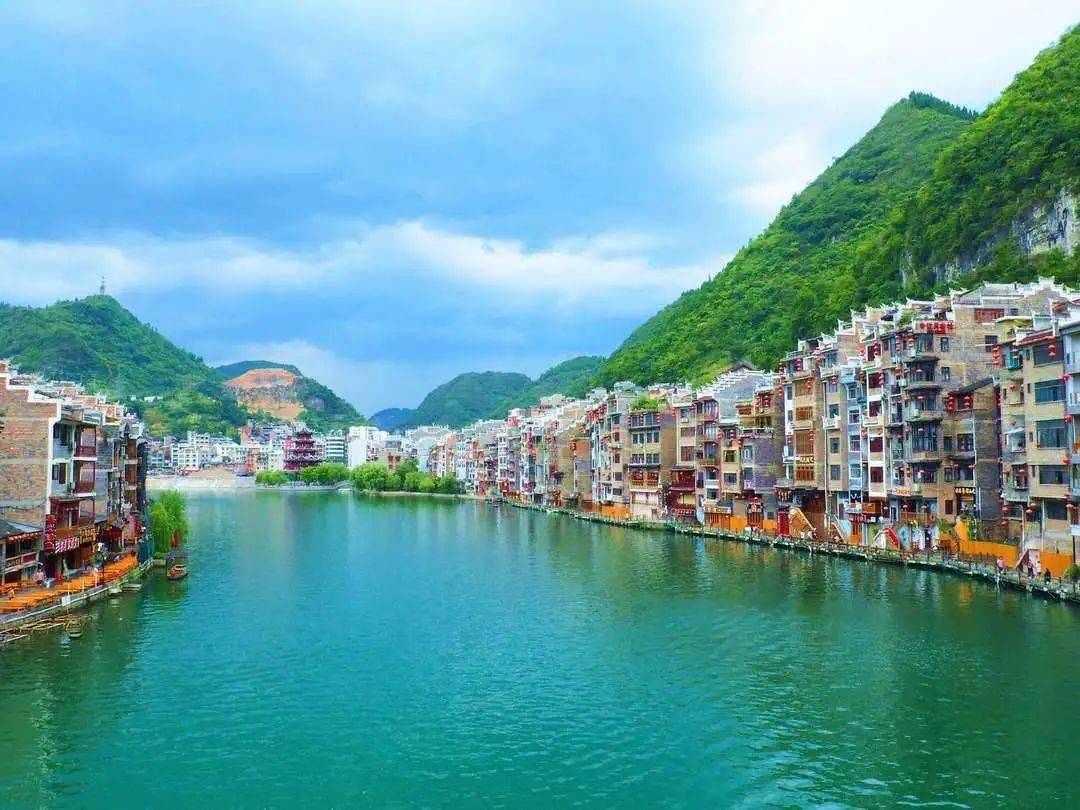 朋友圈里有很多视频和资料,还可以实时了解当地情况,天气景点游客等等