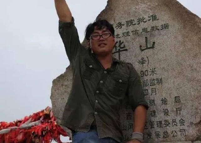 80后无腿青年靠"嘴"赚钱,娶妻生子过上小康生活,捐善款上百万_陈州