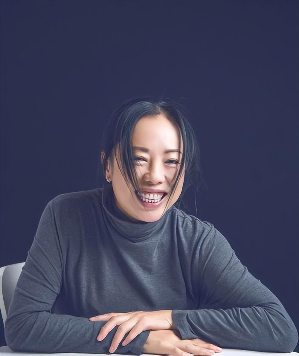 看了春晚上惨遭众嘲的黄绮珊后,才明白谭晶当年为何嫁给科学家_音乐