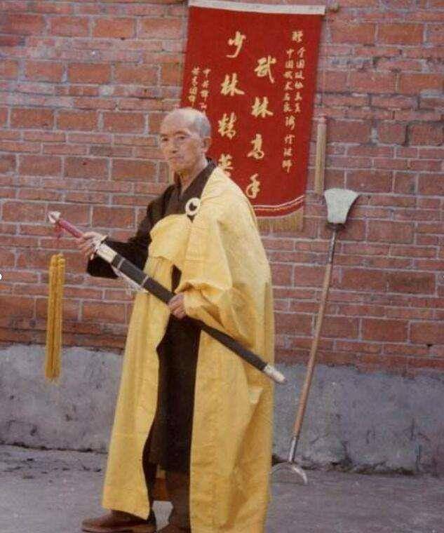 一代高僧海灯法师,77高龄表演二指禅倒立,是真是假?_范靖鹤_少林_武术