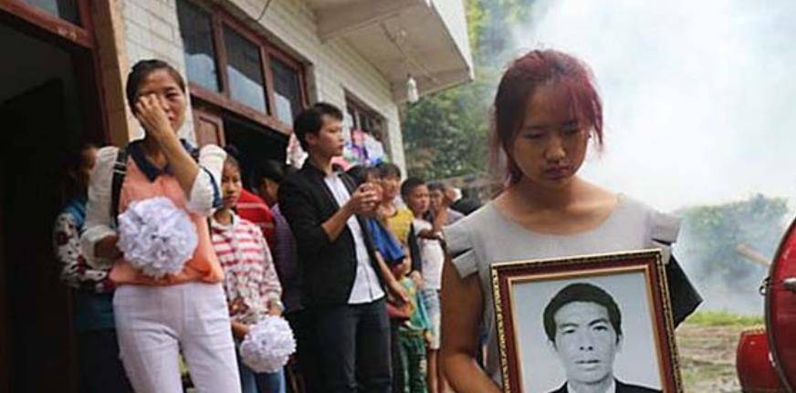 那天,张罗梅和家人带着徐传红的骨灰回到大寨村,沿途阴雨绵绵,风声