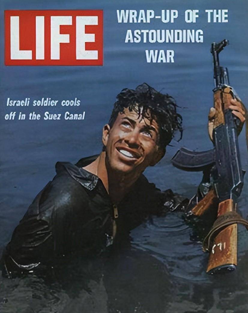1967年,美国《生活》杂志上,第三次中东战争中,一名以色列士兵手里拿