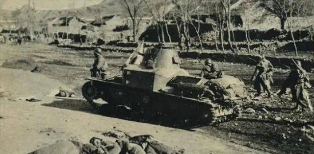 婴儿,在死去的母亲身旁的血泊里滚爬,其惨状触目惊心_日军_群众_刺刀