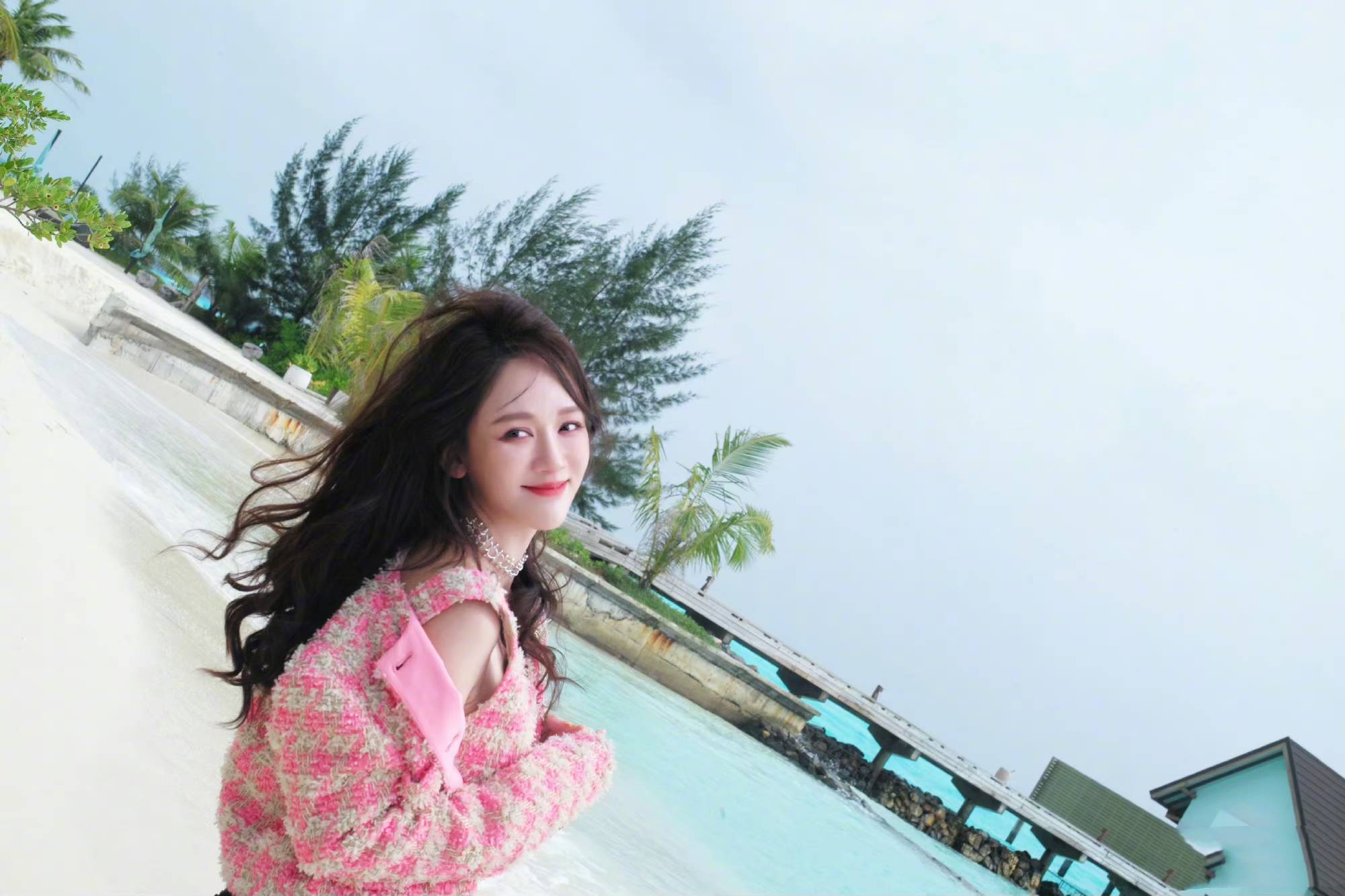 陈乔恩又带火了一种穿搭,粉色小香风 露脐背心,44岁美得认不出_气质