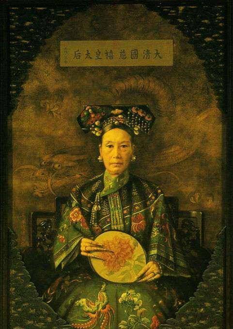 慈禧死后不得安宁,陵墓3次被打开,遗体曾被扔出棺外50天长白毛_孙殿英