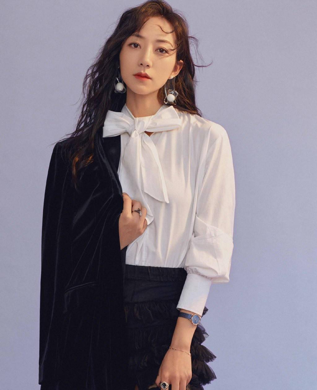 韩雪挑战《男人装》,黑色西装搭配超短_白色_气质_外套