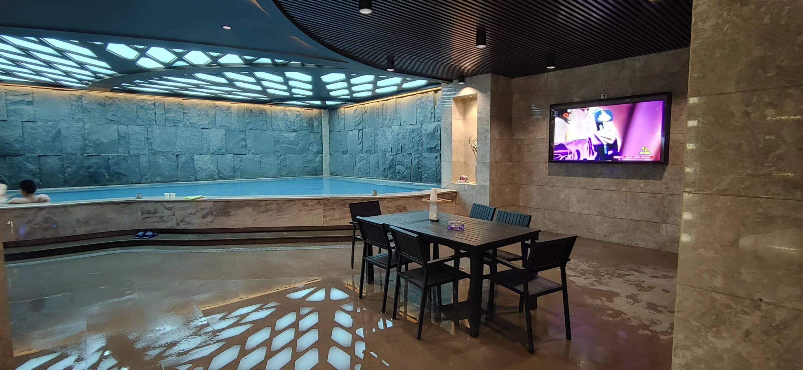 ktv9年倒闭7万家,洗浴1年新增两万间,唱歌那批年青人全转移浴室浴池