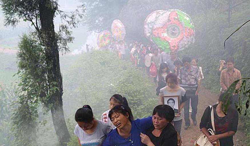 舍命救三人后牺牲,政府奖励66万,千人为其送行_徐传红_刘庄_杨小凤