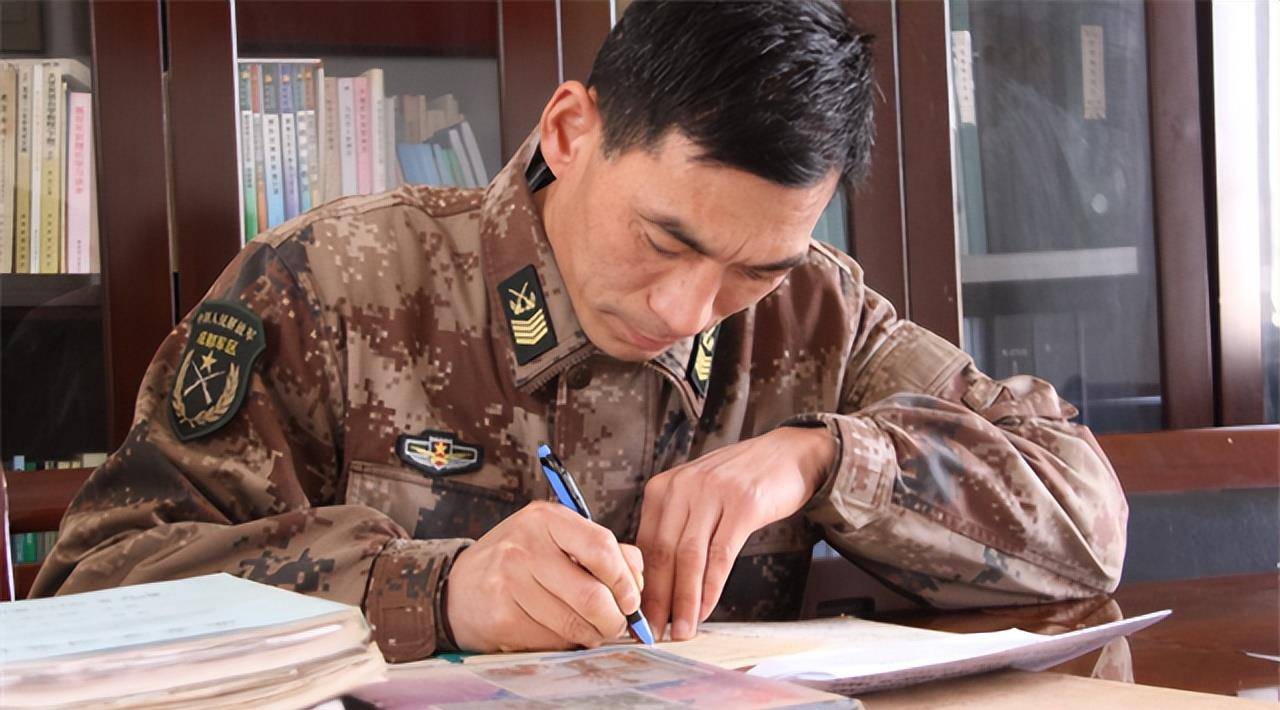 兵王芮银超:部队为他二改士官编制,曾拒40万年薪工作,服役30年_生活