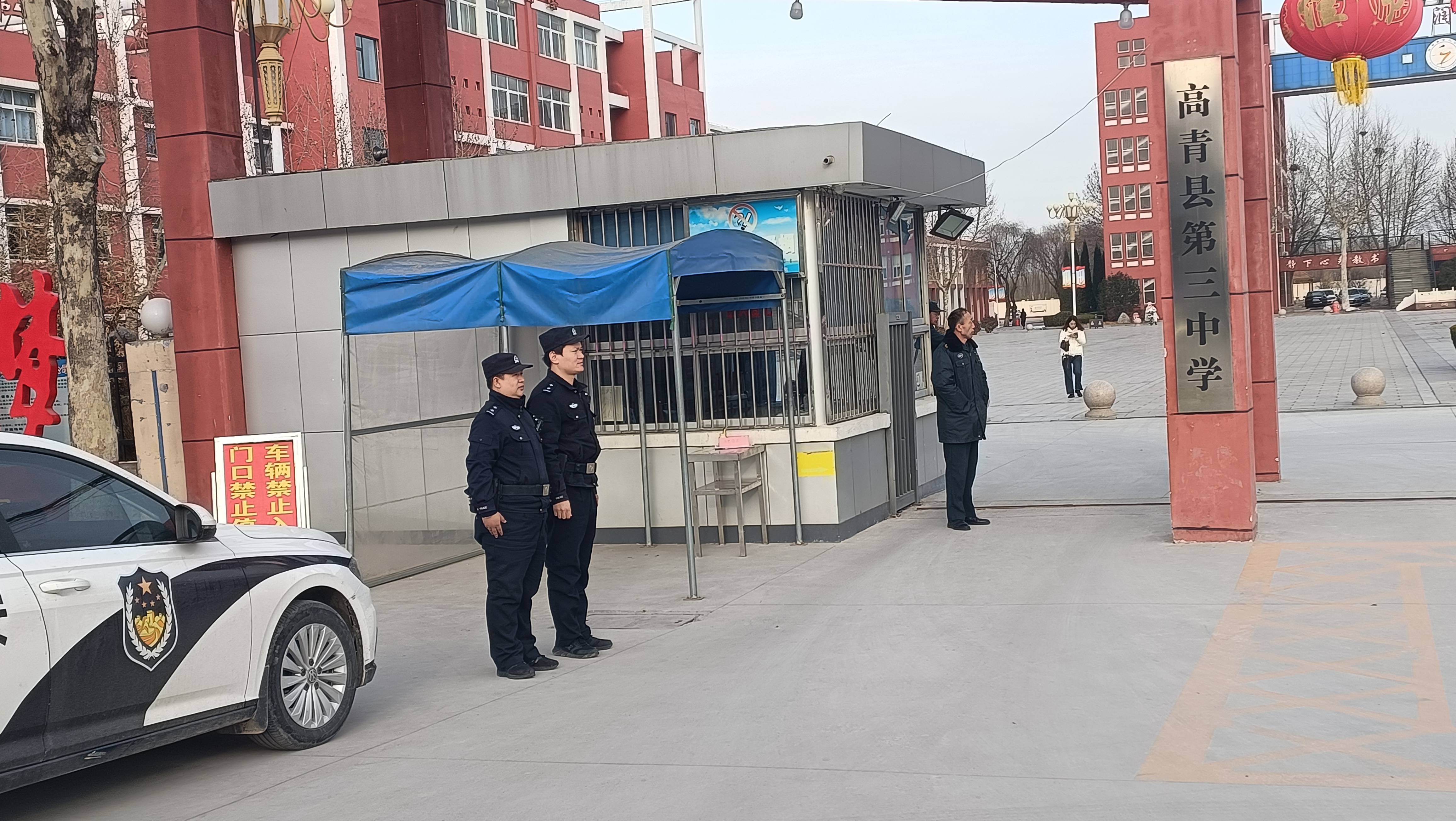 警民鱼水一家亲 ——山东高青三中携手派出所民警站好"护学岗"_校园