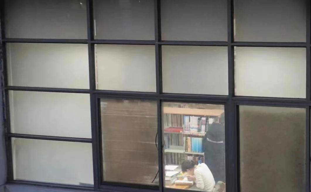 学子_窗户上_雪地